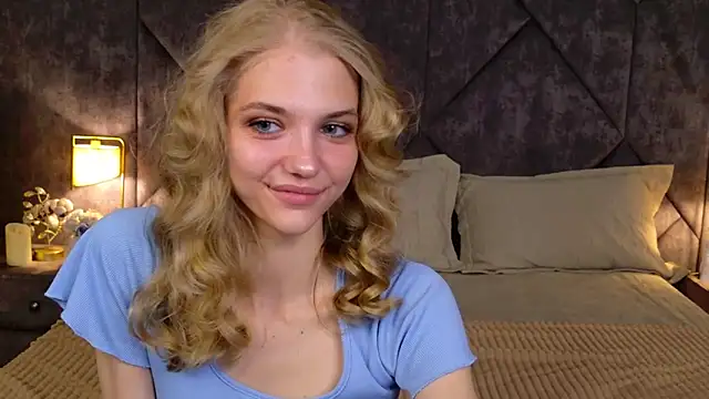 Snapshot of 4example_Chloe chatting on 04-18-26, 05:44 4example Chloe online show from 04-18-26, 05:44
