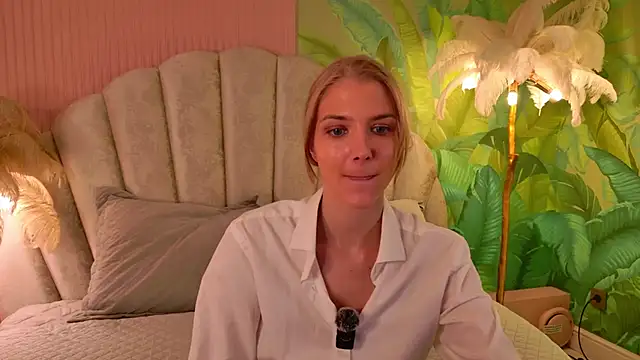 Snapshot of 4example_Chloe chatting on 06-15-26, 05:31 4example Chloe online show from 06-15-26, 05:31