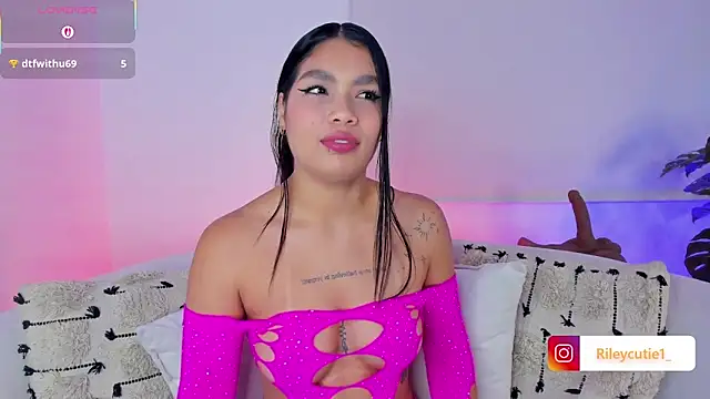 Snapshot of Cutie_Riley chatting on 11-16-25, 02:33 Cutie Riley online show from 11-16-25, 02:33