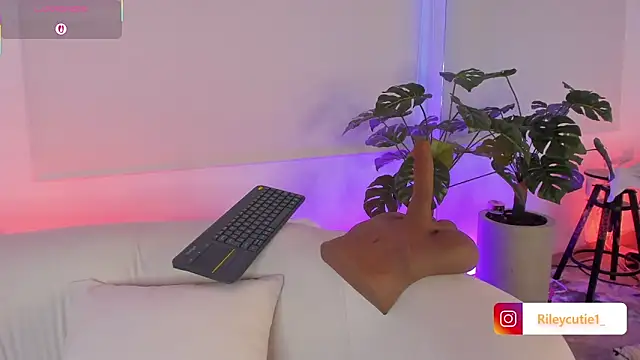 Snapshot of Cutie_Riley chatting on 12-02-25, 04:51 Cutie Riley online show from 12-02-25, 04:51