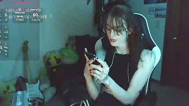 Snapshot of comfyknife chatting on 07-11-26, 05:10 comfyknife online show from 07-11-26, 05:10