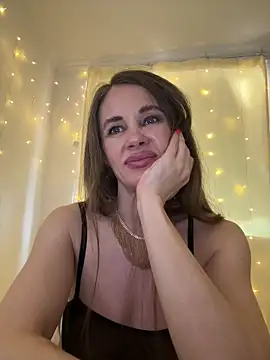 Snapshot of LucieMack chatting on 05-21-26, 10:33 LucieMack online show from 05-21-26, 10:33