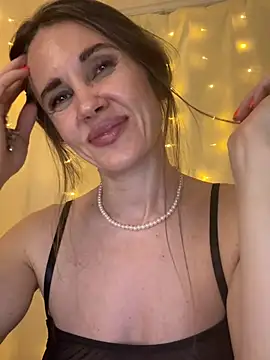 Snapshot of LucieMack chatting on 05-22-26, 04:12 LucieMack online show from 05-22-26, 04:12