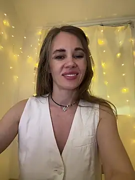 Snapshot of LucieMack chatting on 05-27-26, 03:42 LucieMack online show from 05-27-26, 03:42