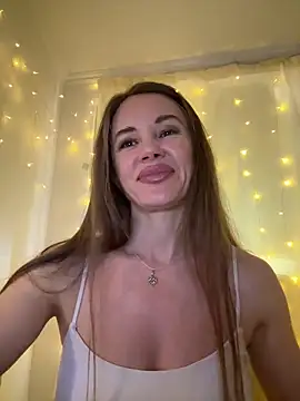 Snapshot of LucieMack chatting on 06-20-26, 03:42 LucieMack online show from 06-20-26, 03:42