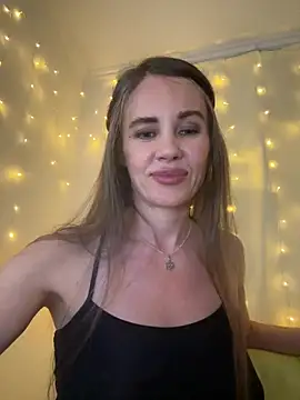 Snapshot of LucieMack chatting on 06-22-26, 05:32 LucieMack online show from 06-22-26, 05:32