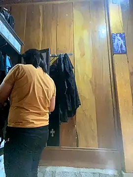 Snapshot of Lai005 chatting on 09-21-25, 06:04 Lai005 online show from 09-21-25, 06:04