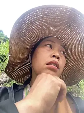 Snapshot of Lai005 chatting on 10-12-25, 02:49 Lai005 online show from 10-12-25, 02:49