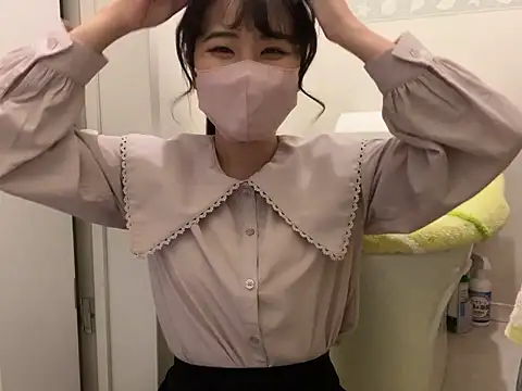 Snapshot of sora_033 chatting on 10-15-25, 03:23 sora 033 online show from 10-15-25, 03:23