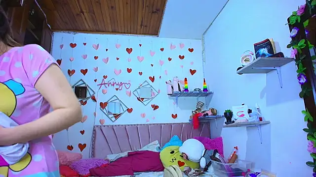 Anny Hurtado online show from 10-13-25, 09:09