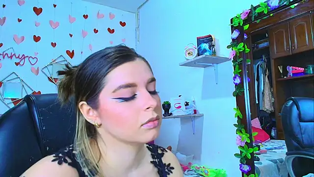 Snapshot of Anny_Hurtado chatting on 10-15-25, 07:41 Anny Hurtado online show from 10-15-25, 07:41