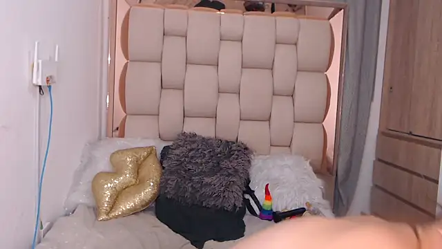 emarosse1 online show from 11-30-25, 03:54