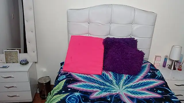 Snapshot of elapetitie chatting on 10-03-25, 04:42 elapetitie online show from 10-03-25, 04:42