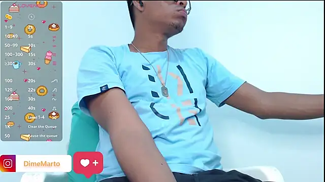 Snapshot of mike_black_22 chatting on 10-23-25, 01:43 mike black 22 online show from 10-23-25, 01:43