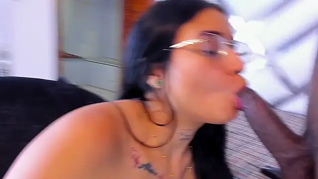 Snapshot of LadyandMaverick chatting on 12-14-25, 04:40 LadyandMaverick online show from 12-14-25, 04:40