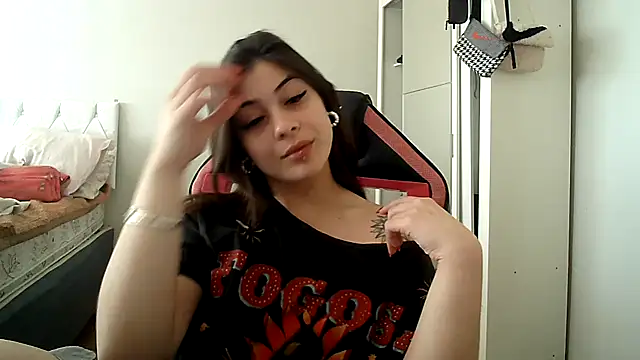 Snapshot of Becca_B chatting on 09-29-25, 05:29 Becca B online show from 09-29-25, 05:29