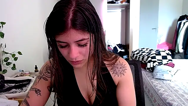 Snapshot of Becca_B chatting on 10-12-25, 04:17 Becca B online show from 10-12-25, 04:17