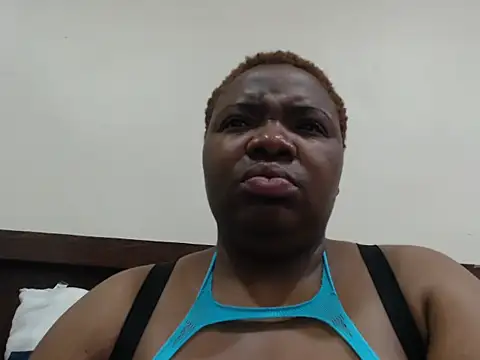 Snapshot of VoluptuousXX5 chatting on 09-10-25, 04:23 VoluptuousXX5 online show from 09-10-25, 04:23