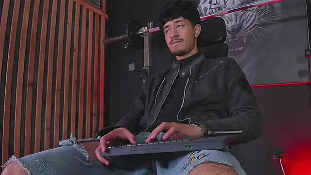 Snapshot of DimitriDeluxe chatting on 11-12-25, 07:46 DimitriDeluxe online show from 11-12-25, 07:46