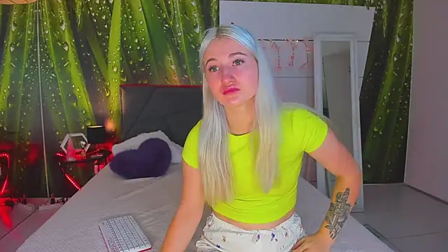 Snapshot of HollyTailors chatting on 10-21-25, 05:30 HollyTailors online show from 10-21-25, 05:30