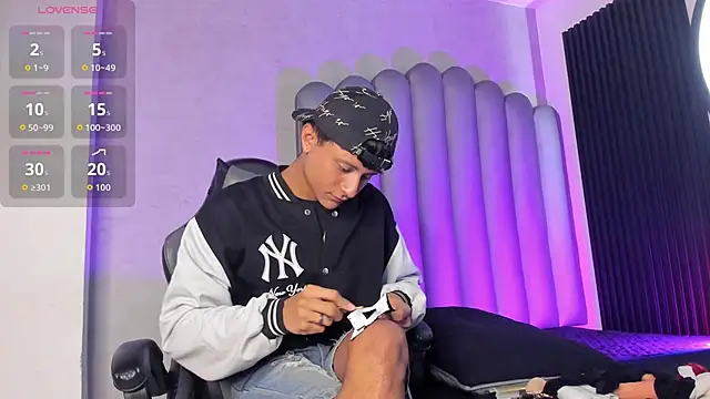 Snapshot of _Leohot_ chatting on 10-23-25, 03:50 Leohot online show from 10-23-25, 03:50