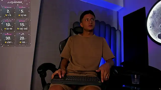 Snapshot of _Leohot_ chatting on 11-04-25, 03:27 Leohot online show from 11-04-25, 03:27