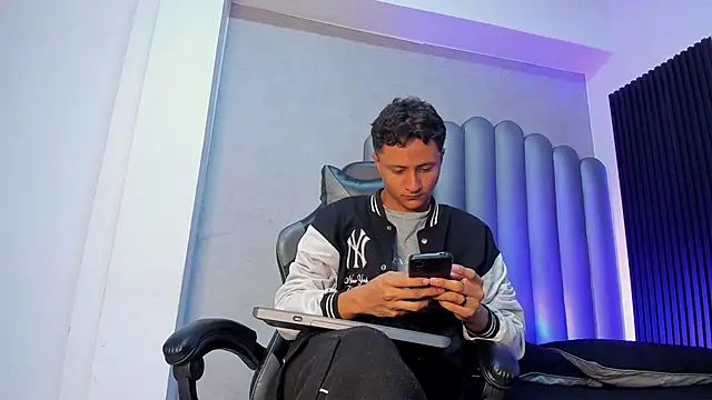 Snapshot of _Leohot_ chatting on 11-05-25, 03:28 Leohot online show from 11-05-25, 03:28