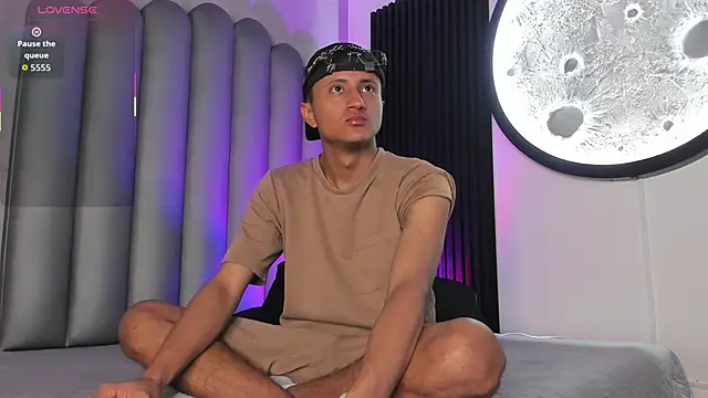 Snapshot of _Leohot_ chatting on 11-22-25, 03:49 Leohot online show from 11-22-25, 03:49