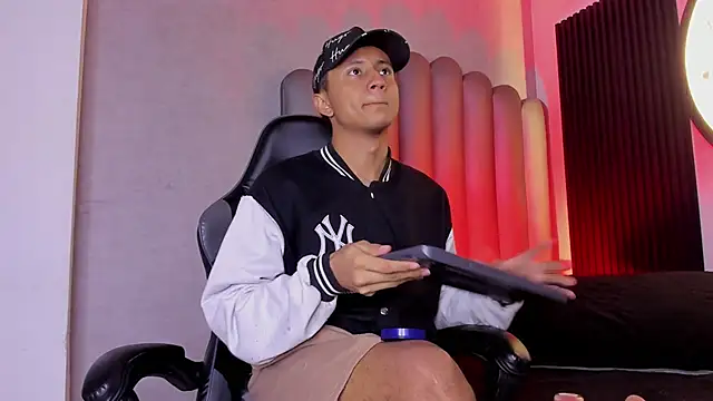 Snapshot of _Leohot_ chatting on 11-28-25, 03:53 Leohot online show from 11-28-25, 03:53