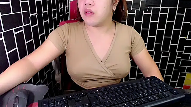 Snapshot of xUrDreamSlutWhore chatting on 09-13-25, 04:40 xUrDreamSlutWhore online show from 09-13-25, 04:40