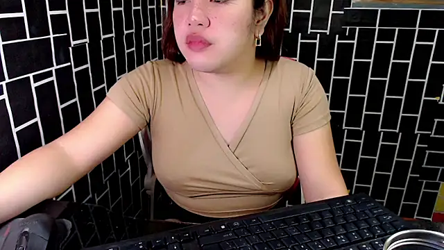 Snapshot of xUrDreamSlutWhore chatting on 09-15-25, 06:08 xUrDreamSlutWhore online show from 09-15-25, 06:08