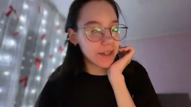 Snapshot of Vietero chatting on 03-25-26, 10:49 Vietero online show from 03-25-26, 10:49