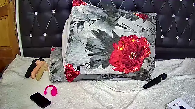 Snapshot of blueyXxX chatting on 10-25-25, 12:07 blueyXxX online show from 10-25-25, 12:07