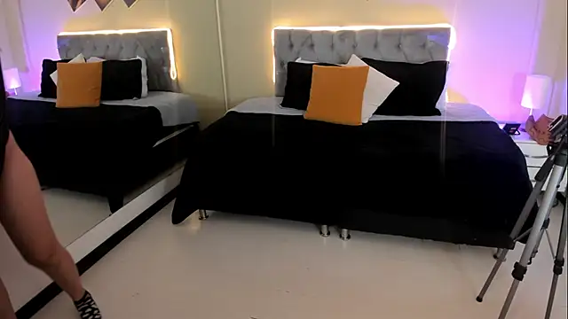 Catti Brie online show from 11-26-25, 12:28