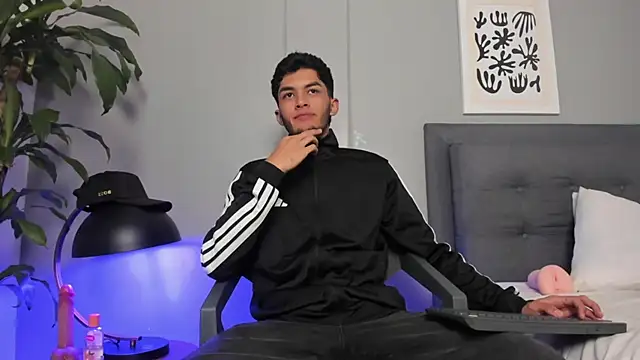 Tylerffoxx online show from 06-19-26, 09:51