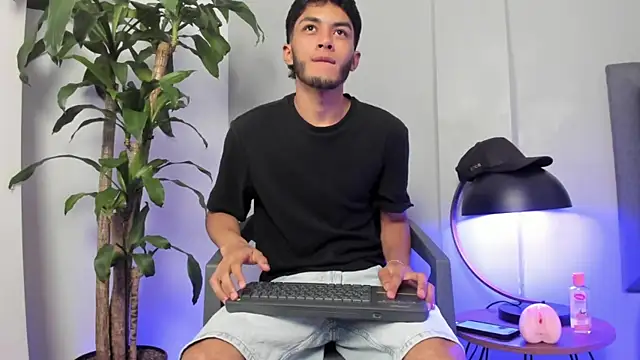 Tylerffoxx online show from 07-18-26, 12:26