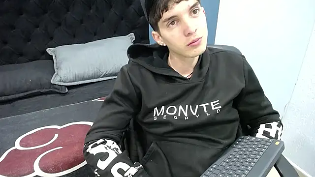 Jheampiiero online show from 10-29-25, 01:57