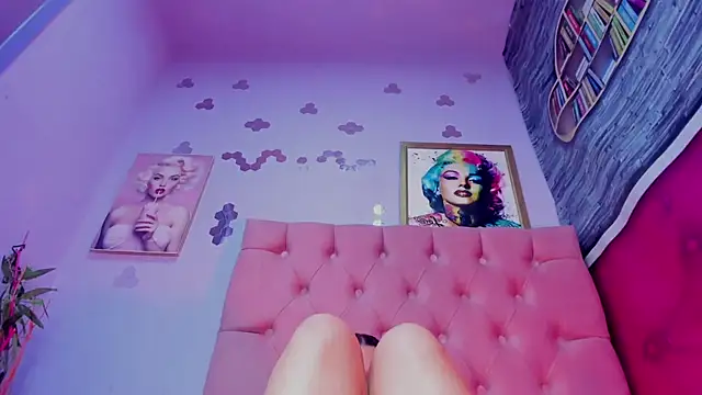 Snapshot of Megan_Luxe chatting on 11-30-25, 08:40 Megan Luxe online show from 11-30-25, 08:40