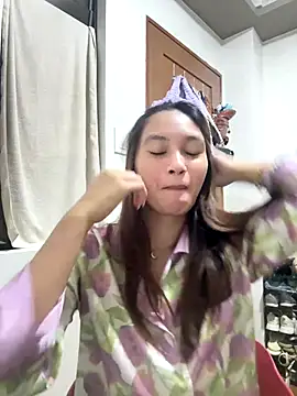 Snapshot of LanySylvia chatting on 12-19-25, 04:36 LanySylvia online show from 12-19-25, 04:36