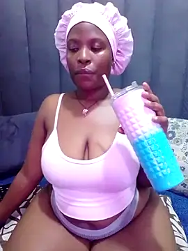 Snapshot of MrsMxx25 chatting on 10-16-25, 11:28 MrsMxx25 online show from 10-16-25, 11:28