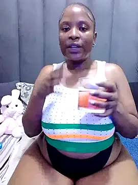 Snapshot of MrsMxx25 chatting on 10-26-25, 07:42 MrsMxx25 online show from 10-26-25, 07:42