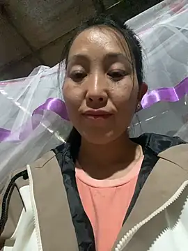 Snapshot of Huong-Ly chatting on 10-25-25, 07:05 Huong-Ly online show from 10-25-25, 07:05