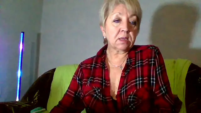 Snapshot of DianaQDream chatting on 02-26-26, 03:33 DianaQDream online show from 02-26-26, 03:33