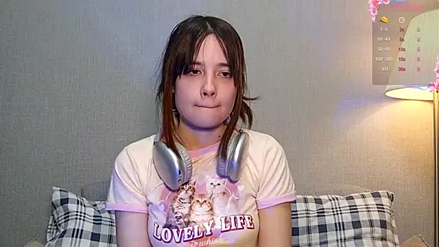 Honeey Beee online show from 12-15-25, 04:33