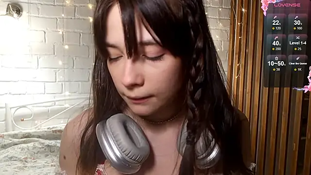 Honeey Beee online show from 12-22-25, 03:20