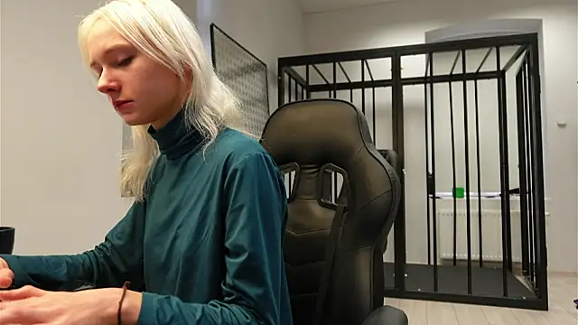 Laura Chaplin online show from 09-27-25, 05:45