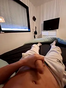 Snapshot of Yoaannn chatting on 10-28-25, 03:47 Yoaannn online show from 10-28-25, 03:47