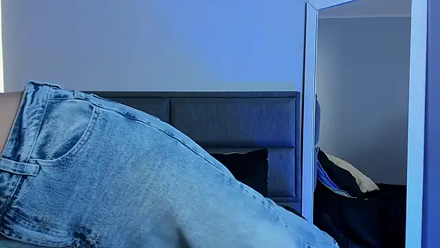 Emma  clark  online show from 10-04-25, 12:03