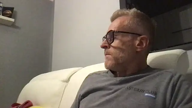 Axl hot online show from 11-04-25, 05:23