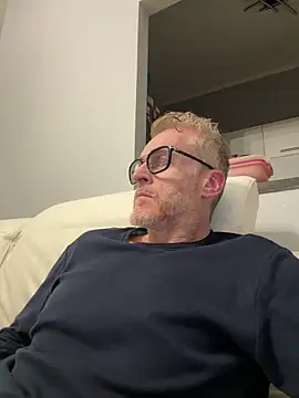 Axl hot online show from 03-26-26, 06:46